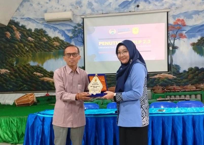 Usai Magang, Kepala SMP PGRI 1 Buduran Lepas Mahasiswa Unipa Surabaya