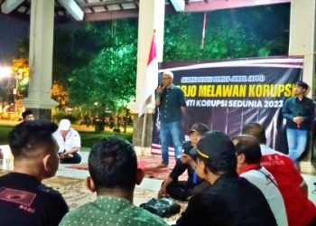 Peringati Hari Anti Korupsi Sedunia, Puluhan Aktivis Gaungkan Sidoarjo Melawan Korupsi di Paseban Alun-alun