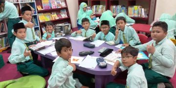 Tingkatkan Minat Baca, Siswa MI Ma’arif Pagerwojo Kunjungi Perpustakaan Daerah
