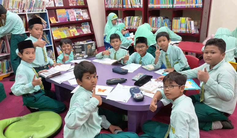 Tingkatkan Minat Baca, Siswa MI Ma’arif Pagerwojo Kunjungi Perpustakaan Daerah