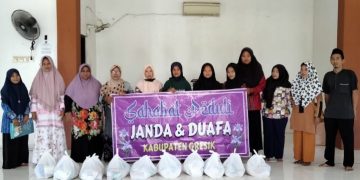 Keren dan Mulia, Pegiat Sosial Sahabat Peduli Janda di Gresik ini Berbagi Sembako