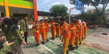 Wujudkan Keterampilan Digital, Mahasiswa KKN UPN Jatim Kenalkan Coding Pada Siswa SDN Medokan Ayu 1