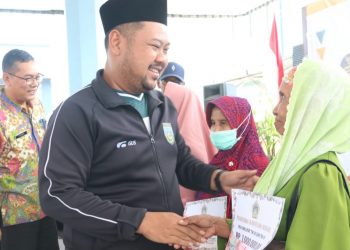 Upaya Berantas Kemiskinan, Pemkab Gresik Salurkan Bansos PKH Inklusif dan Bantuan El Nino 2023