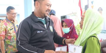 Upaya Berantas Kemiskinan, Pemkab Gresik Salurkan Bansos PKH Inklusif dan Bantuan El Nino 2023