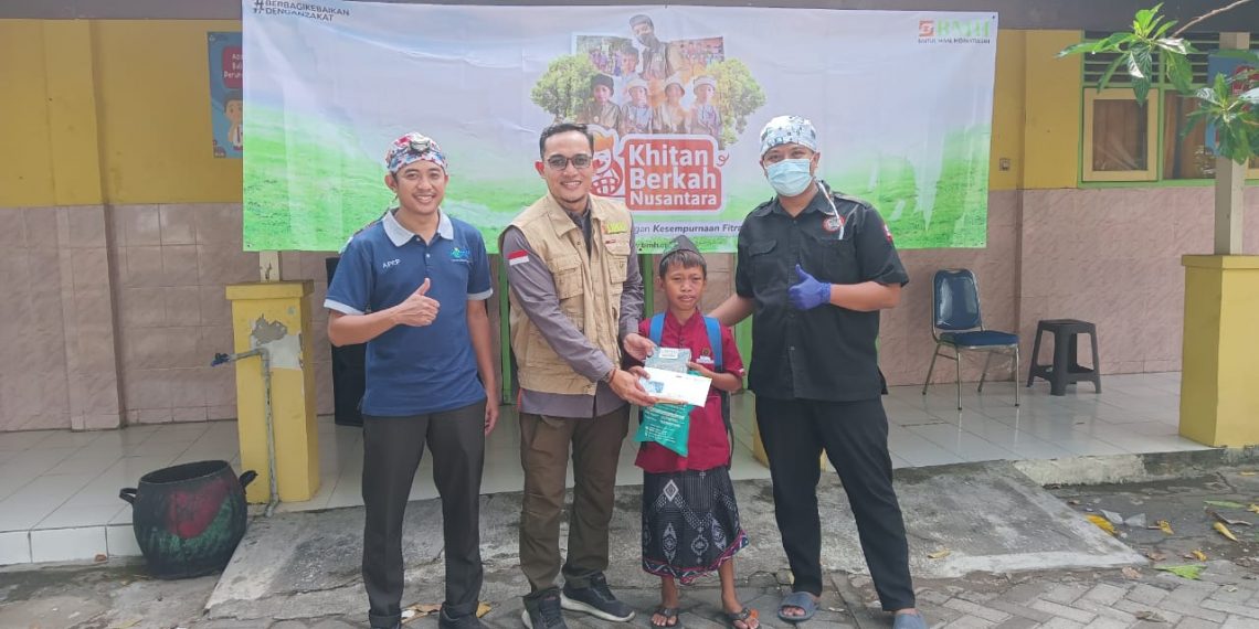 Akhir 2023, BMH Gerai Sidoarjo Salurkan Paket Bingkisan untuk Yatim Dhuafa