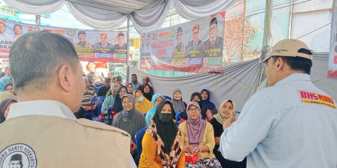 Bambang Haryo Bersama TKD Prabowo-Gibran Gelar Cek Kesehatan Gratis di Pasar Tulangan Baru