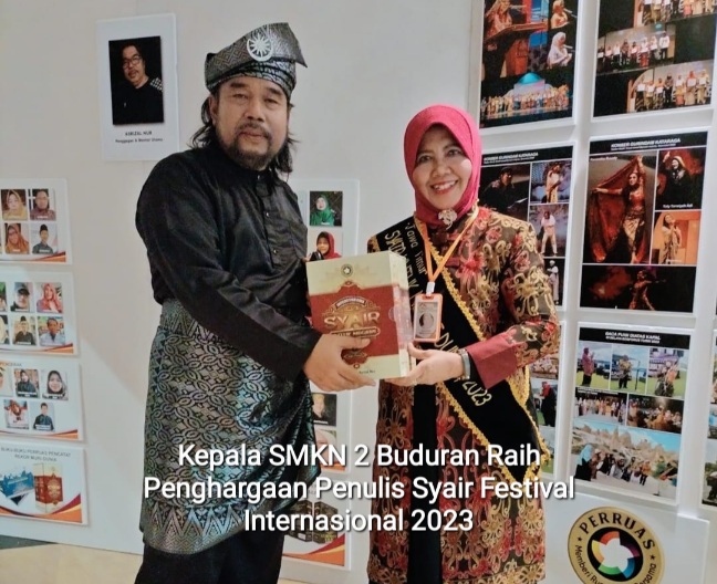 Kepala Sekolah dan Guru SMKN 2 Buduran Raih Penghargaan dalam Festival Syair Internasional 2023