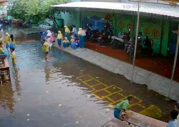 Siswa SDN Sumokali Bersih-Bersih Kelas Usai Tergenang Banjir