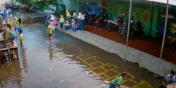 Siswa SDN Sumokali Bersih-Bersih Kelas Usai Tergenang Banjir