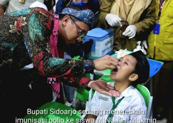 Bupati Muhdlor Awali Imunisasi Polio Pada Siswa MINU KH Mukmin Sidoarjo