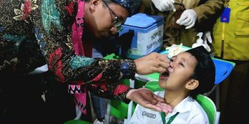 Bupati Muhdlor Awali Imunisasi Polio Pada Siswa MINU KH Mukmin Sidoarjo