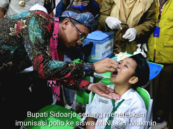 Bupati Muhdlor Awali Imunisasi Polio Pada Siswa MINU KH Mukmin Sidoarjo