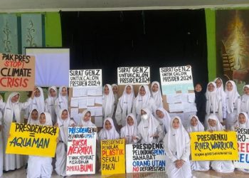 Siswa SMAN 1 Krembung Menulis Surat Kepada Para Capres 2024 Peduli Kali Porong