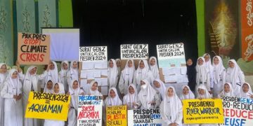 Siswa SMAN 1 Krembung Menulis Surat Kepada Para Capres 2024 Peduli Kali Porong