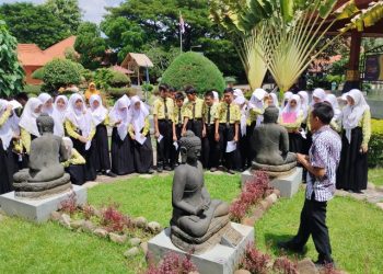 Siswa SMP PGRI 1 Buduran Belajar Toleransi Beragama di  Museum Mpu Tantular