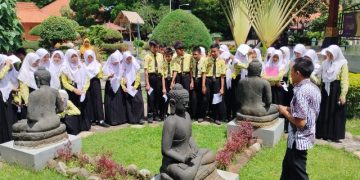 Siswa SMP PGRI 1 Buduran Belajar Toleransi Beragama di  Museum Mpu Tantular