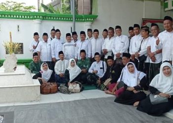 Peringati Hari Lahir ke-101 NU, Pengurus LP Ma’arif NU Gresik Ziarah Muassis NU Jombang