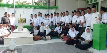 Peringati Hari Lahir ke-101 NU, Pengurus LP Ma’arif NU Gresik Ziarah Muassis NU Jombang