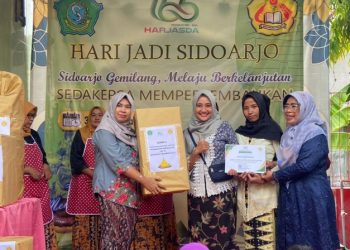 SDN Kedungpeluk 1 Beri Kado Sidoarjo Tumpeng ‘Harjasda ke 165’