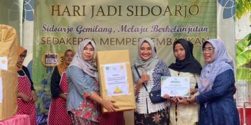 SDN Kedungpeluk 1 Beri Kado Sidoarjo Tumpeng ‘Harjasda ke 165’