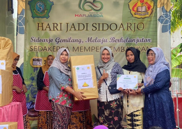 SDN Kedungpeluk 1 Beri Kado Sidoarjo Tumpeng ‘Harjasda ke 165’