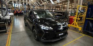 New MG ZS EV dan MG 4 EV Buatan Indonesia Siap Gemparkan Pasar dengan Harga Menantang