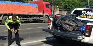Pemotor Tabrak Truk Box, Satu Tewas Satu Luka-luka