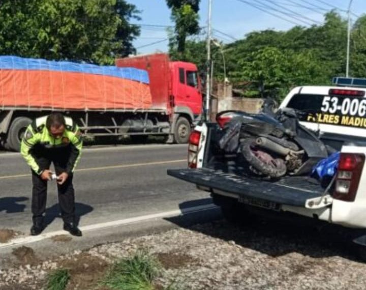 Pemotor Tabrak Truk Box, Satu Tewas Satu Luka-luka
