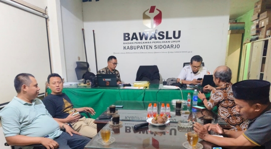 Diduga APK Dirusak Orang Tak Dikenal, Caleg Dan Sekretaris DPC Gerindra Lapor Bawaslu Sidoarjo