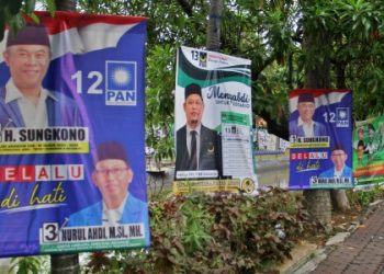 Tak Tahu Malu! APK Caleg Banyak yang Dipaku di Pohon