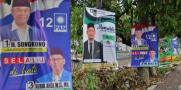 Tak Tahu Malu! APK Caleg Banyak yang Dipaku di Pohon