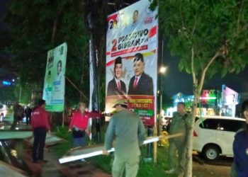 Langgar Aturan, Bawaslu Sidoarjo Bersama Tim Gabungan Copot APK Peserta Pemilu 2024