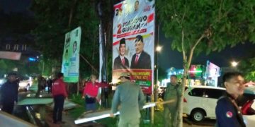 Langgar Aturan, Bawaslu Sidoarjo Bersama Tim Gabungan Copot APK Peserta Pemilu 2024