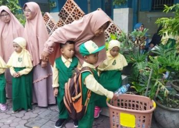 Biasakan Siswa Bawa Sampah, TK Aisyiyah 39 Wringinanom Justru Juara Sekolah Sehat