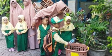 Biasakan Siswa Bawa Sampah, TK Aisyiyah 39 Wringinanom Justru Juara Sekolah Sehat
