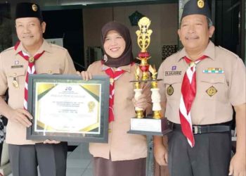 Wakil Bupati Subandi Serahkan Penghargaan Gugus Depan Terbaik I SMKN 2 Buduran