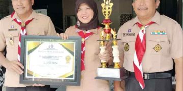 Wakil Bupati Subandi Serahkan Penghargaan Gugus Depan Terbaik I SMKN 2 Buduran