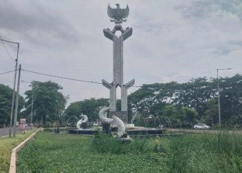 Monumen Pancasila Dipenuhi Enceng Gondok Dan Rumput Liar