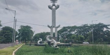 Monumen Pancasila Dipenuhi Enceng Gondok Dan Rumput Liar