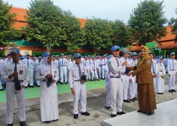 SMA Negeri 1 Tarik Hijaukan Lingkungan Dengan Menanam Bibit Pohon Tabebuya