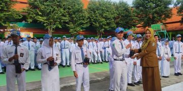 SMA Negeri 1 Tarik Hijaukan Lingkungan Dengan Menanam Bibit Pohon Tabebuya
