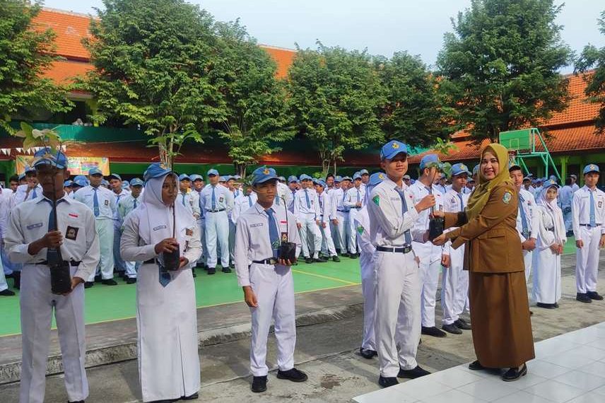 SMA Negeri 1 Tarik Hijaukan Lingkungan Dengan Menanam Bibit Pohon Tabebuya