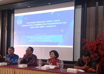 Unesa Beri Pelatihan Menulis Jurnal Ilmiah Bagi Guru SMKN 1 Surabaya
