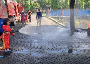 Anak-Anak PG-TK Roudlotul Fatah Diedukasi Tentang Profesi Damkar dan Pilot