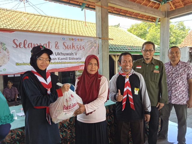 Siswa SMPIT Insan Kamil Tetap Semangat Jalani Kemukh V di Musim Hujan