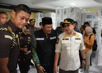 Wabup Sidoarjo Dampingi Plh. Gubernur Jatim Tinjau Logistik Pemilu 2024