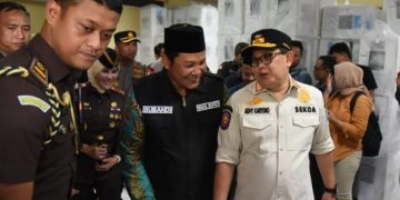Wabup Sidoarjo Dampingi Plh. Gubernur Jatim Tinjau Logistik Pemilu 2024