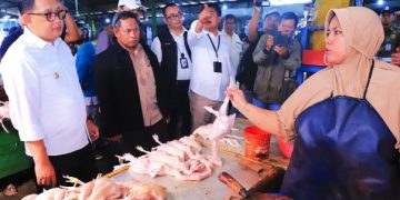 Pj. Gubernur Jatim Tinjau  Bahan Pokok Naik di Pasar Larangan