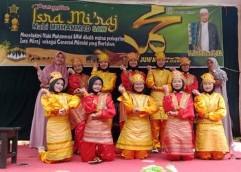 Tari Saman Meriahkan Peringatan Isra Mikraj di SMPN 3 Sidoarjo