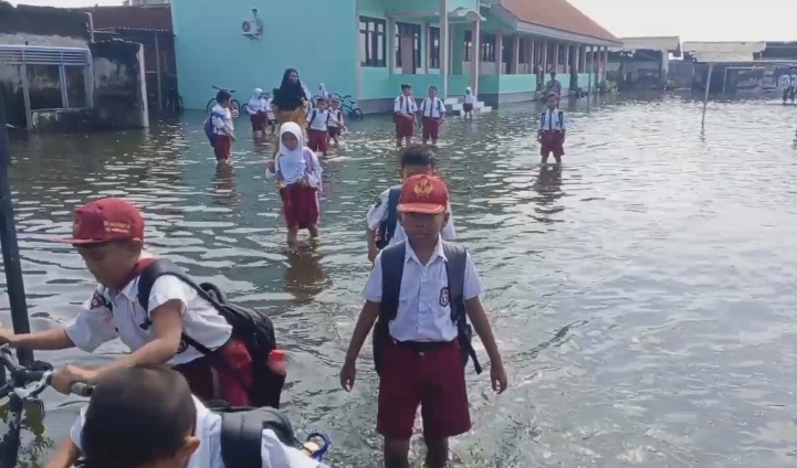 Ruang Kelas Tergenang Air, Siswa SDN Banjarasri Dipulangkan Lebih Awal